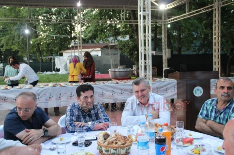  Muhtarlar İftar Yemeğinde Akyazı Protokolünü Ağırladı