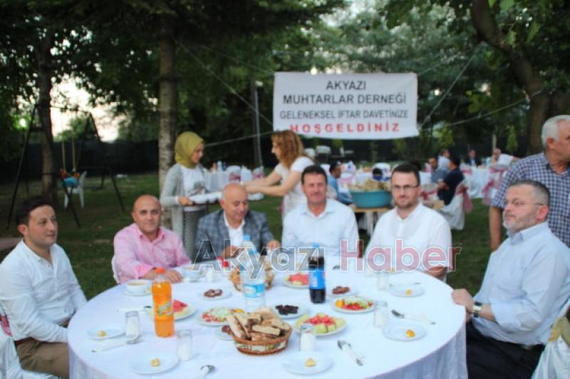  Muhtarlar İftar Yemeğinde Akyazı Protokolünü Ağırladı