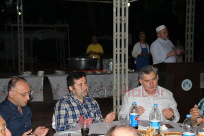  Muhtarlar İftar Yemeğinde Akyazı Protokolünü Ağırladı