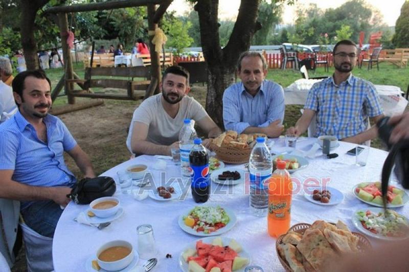  Muhtarlar İftar Yemeğinde Akyazı Protokolünü Ağırladı