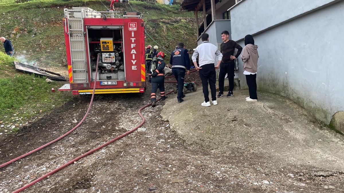 Odunluk yangını eve sıçramadan söndürüldü