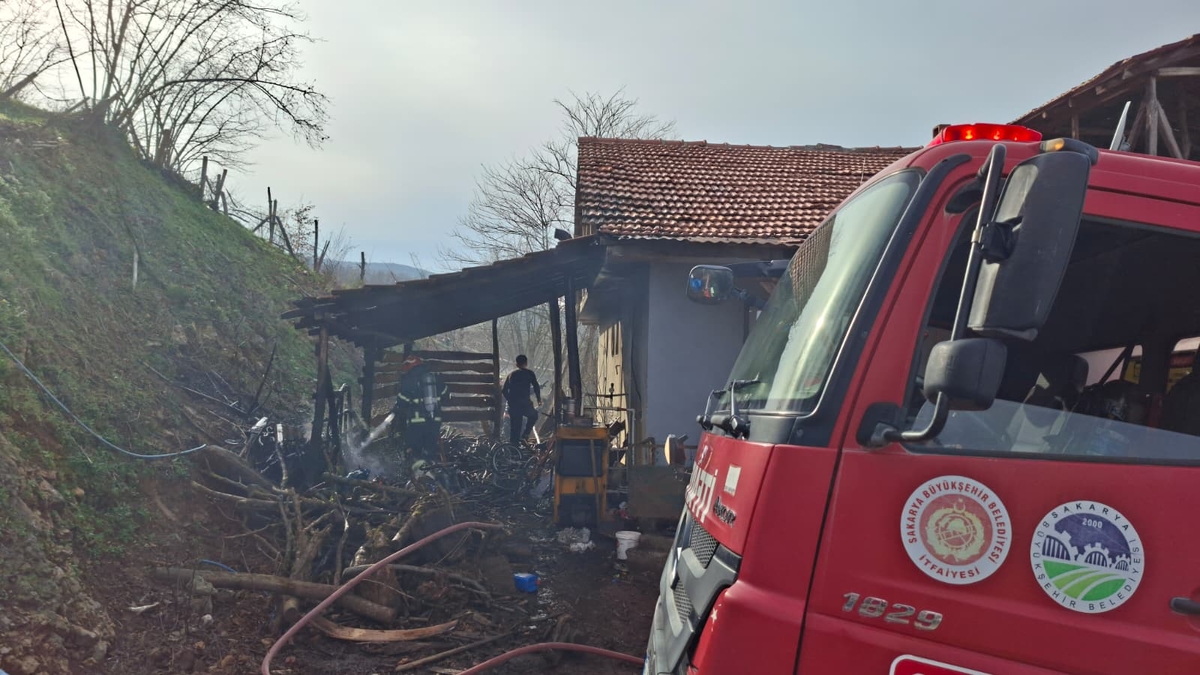 Odunluk yangını eve sıçramadan söndürüldü
