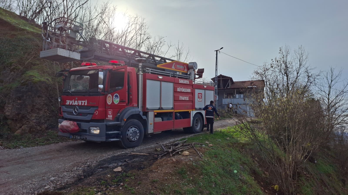 Odunluk yangını eve sıçramadan söndürüldü