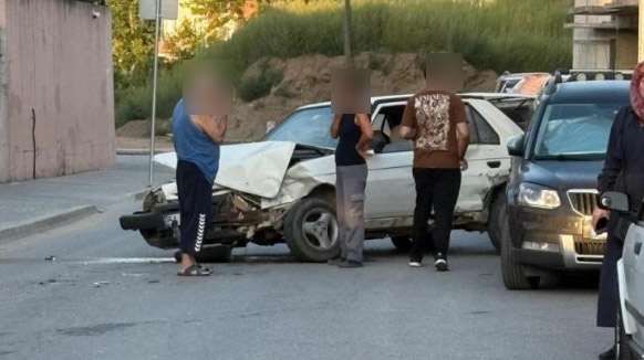 Öfkelendiği eşinin otomobilini böyle pert etti