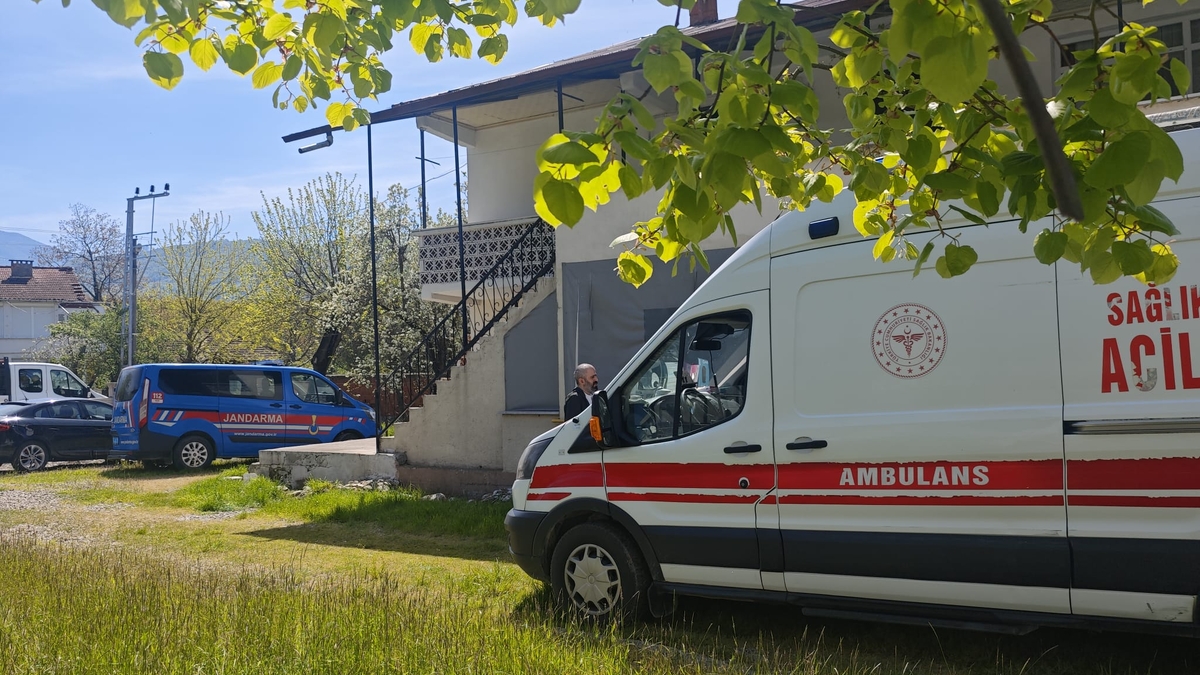 Oğlunu uyandırmak için yanına gitti: Yatakta ölü buldu