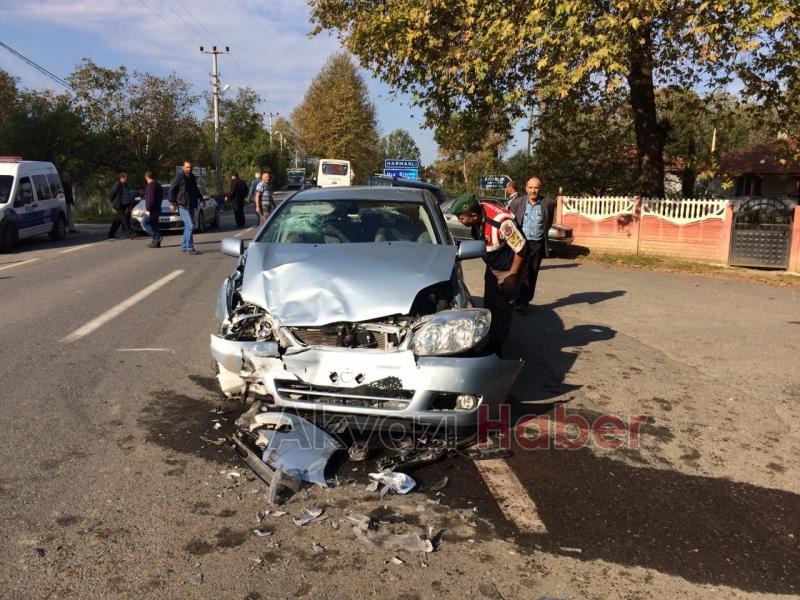 Otomobil Öğrenci Servisine Çarptı 