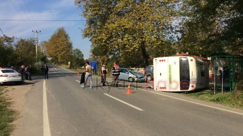 Otomobil Öğrenci Servisine Çarptı 