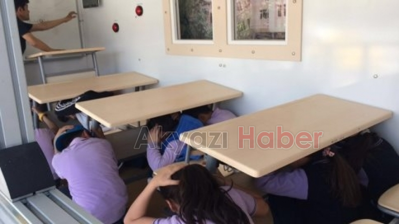 Öğrenciler Deprem Simülatöründe Eğitim Gördü