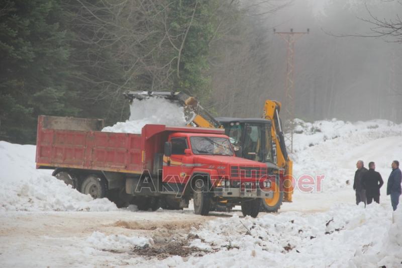 Öğrencilere karne hediyesi olarak dağdan kar taşıdılar