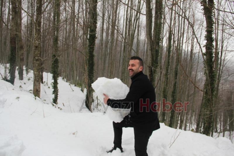 Öğrencilere karne hediyesi olarak dağdan kar taşıdılar
