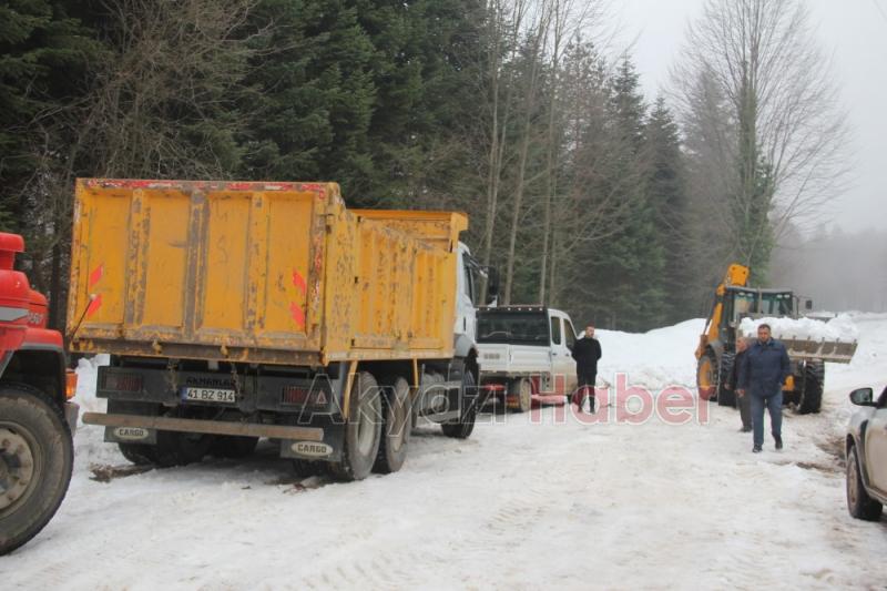 Öğrencilere karne hediyesi olarak dağdan kar taşıdılar