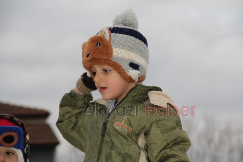 Öğrencilere karne hediyesi olarak dağdan kar taşıdılar