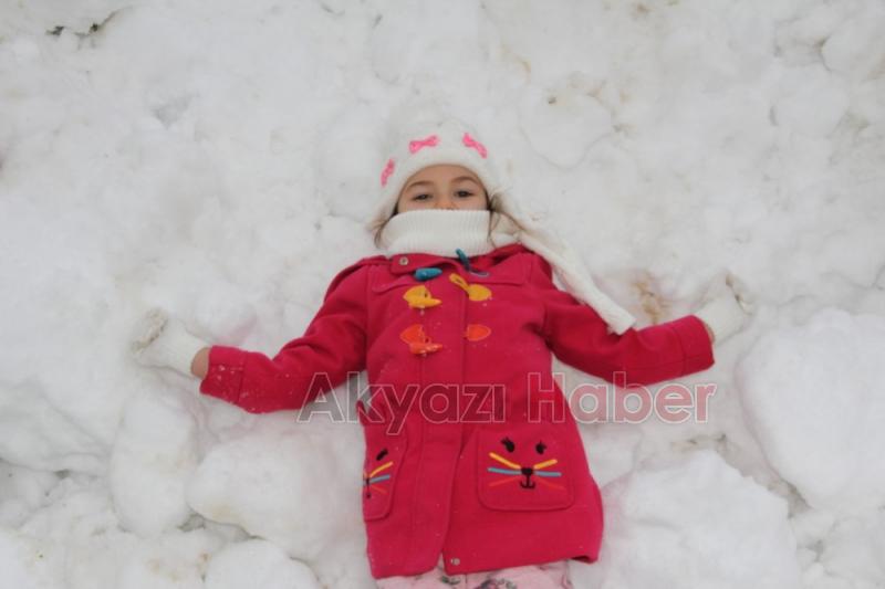 Öğrencilere karne hediyesi olarak dağdan kar taşıdılar