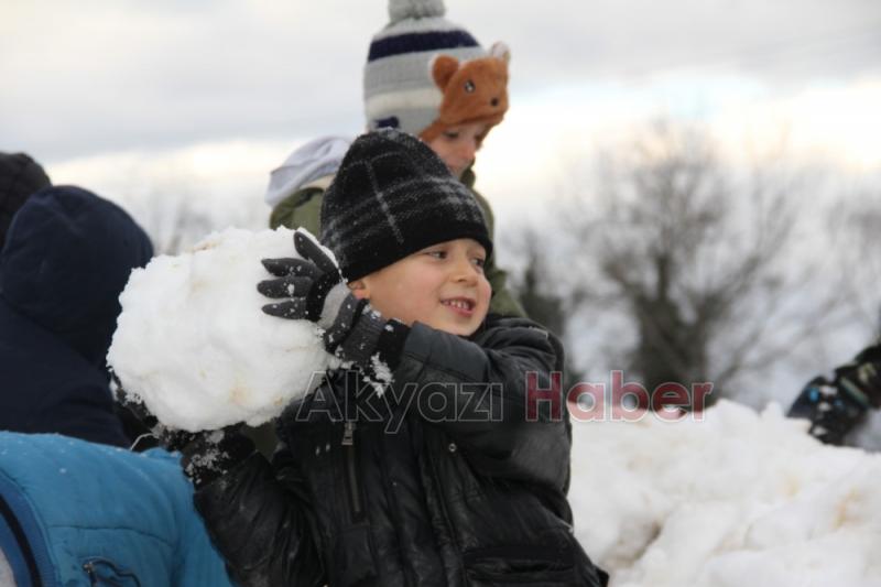 Öğrencilere karne hediyesi olarak dağdan kar taşıdılar