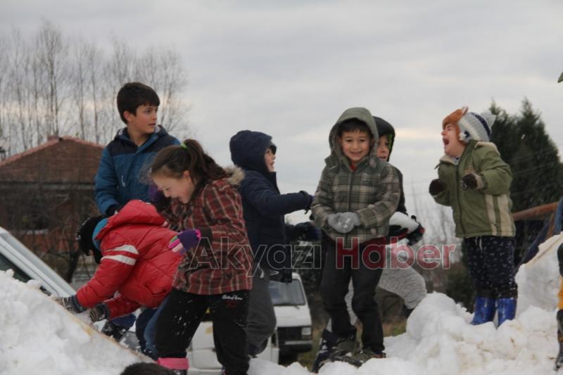 Öğrencilere karne hediyesi olarak dağdan kar taşıdılar