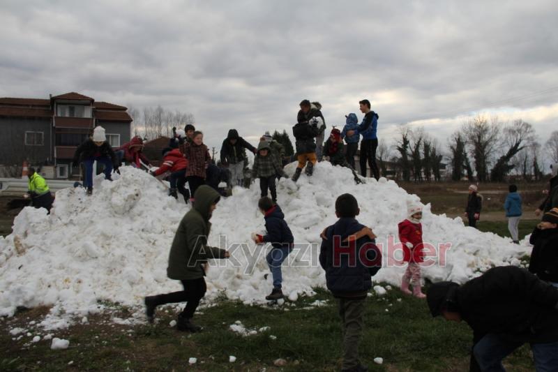 Öğrencilere karne hediyesi olarak dağdan kar taşıdılar