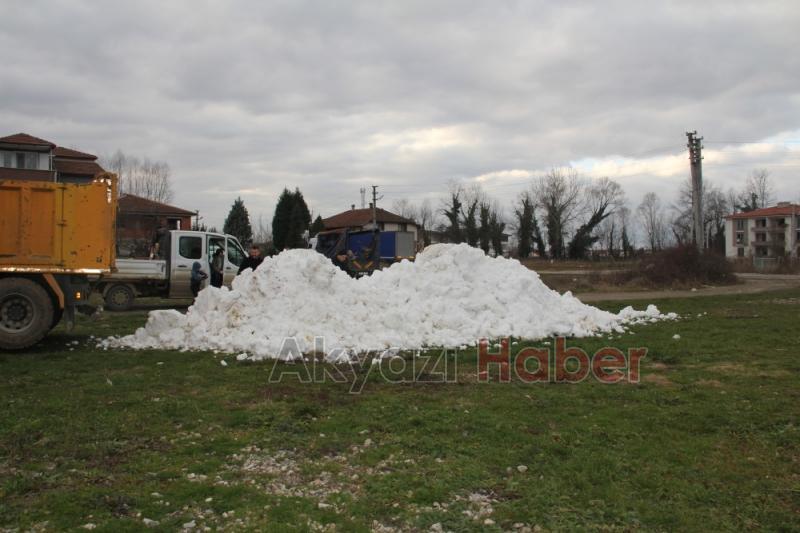 Öğrencilere karne hediyesi olarak dağdan kar taşıdılar
