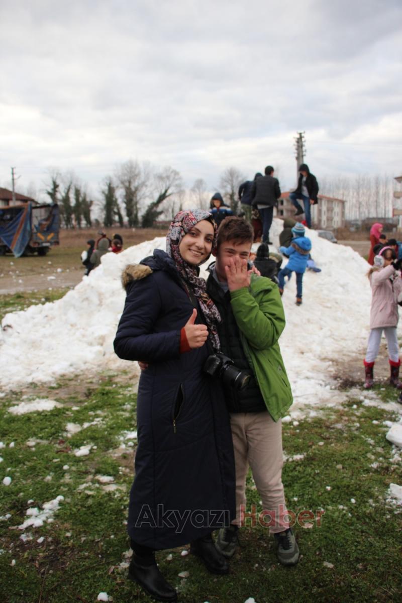 Öğrencilere karne hediyesi olarak dağdan kar taşıdılar