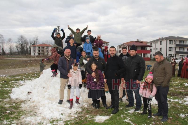 Öğrencilere karne hediyesi olarak dağdan kar taşıdılar
