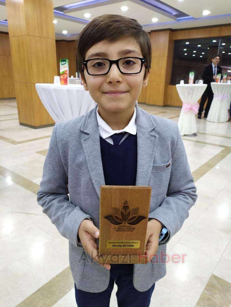 Öğretmenler Günü Şiir Yarışmasının birincisi Akyazı dan çıktı Ödülünü Validen aldı