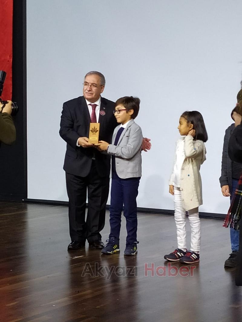 Öğretmenler Günü Şiir Yarışmasının birincisi Akyazı dan çıktı Ödülünü Validen aldı