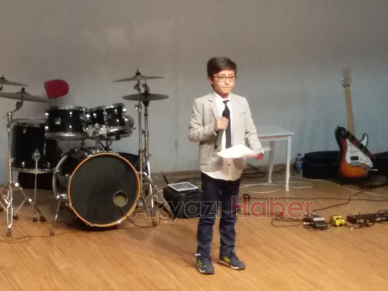 Öğretmenler Günü Şiir Yarışmasının birincisi Akyazı dan çıktı Ödülünü Validen aldı