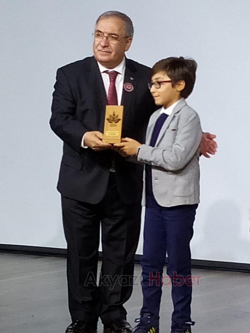 Öğretmenler Günü Şiir Yarışmasının birincisi Akyazı dan çıktı Ödülünü Validen aldı