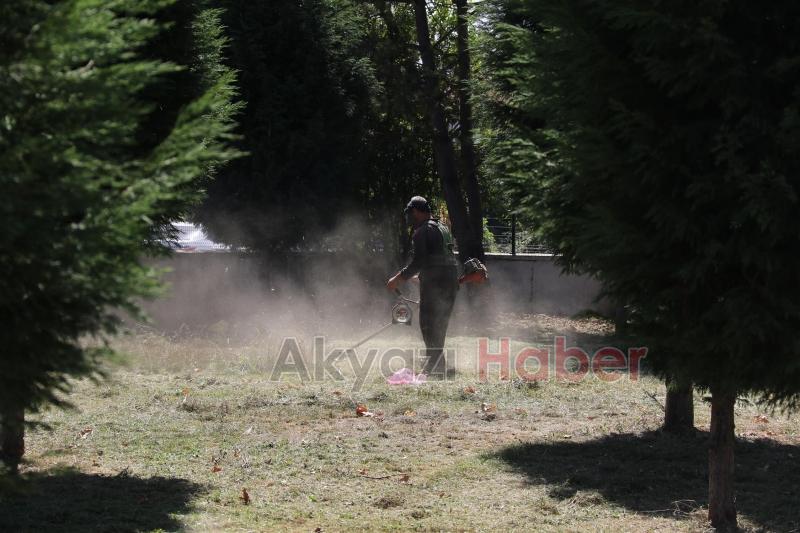 Okul Bahçeleri Temizleniyor