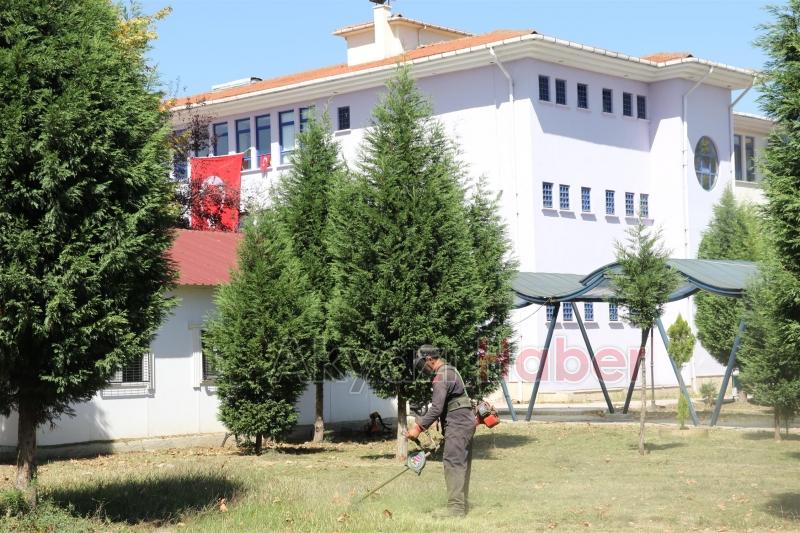 Okul Bahçeleri Temizleniyor