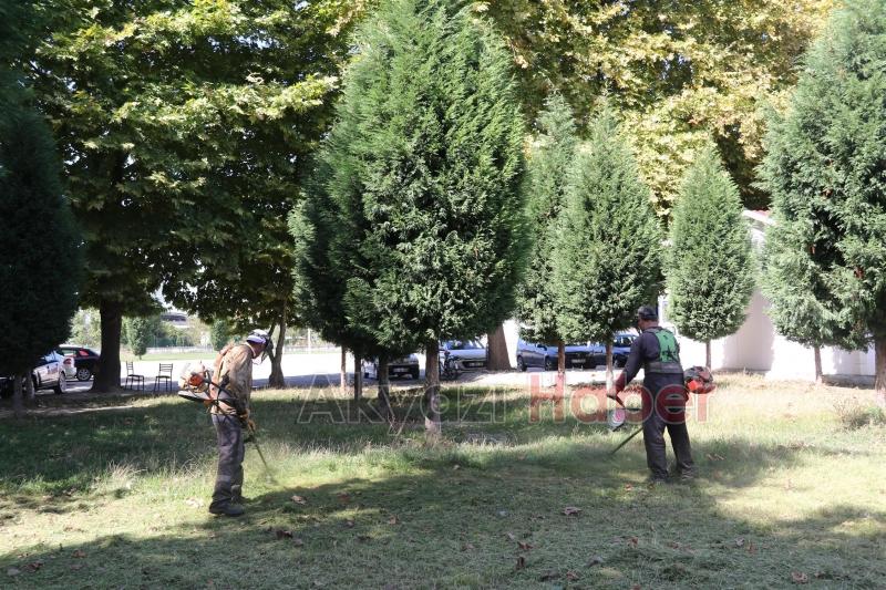 Okul Bahçeleri Temizleniyor