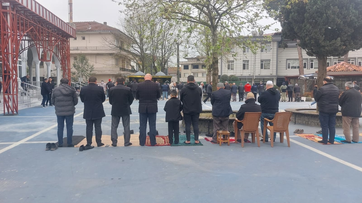 Okul saldırıları kurbanları için gıyabi cenaze namazı kılındı