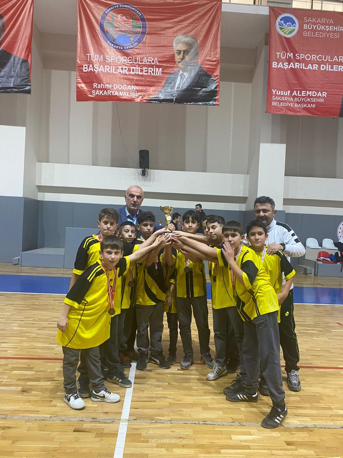 Okul Sporları Futsal Müsabakalarında ödüller verildi