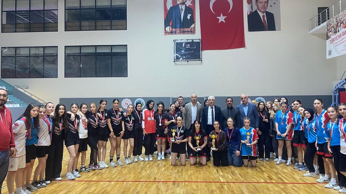 Okul Sporları Futsal Müsabakalarında ödüller verildi