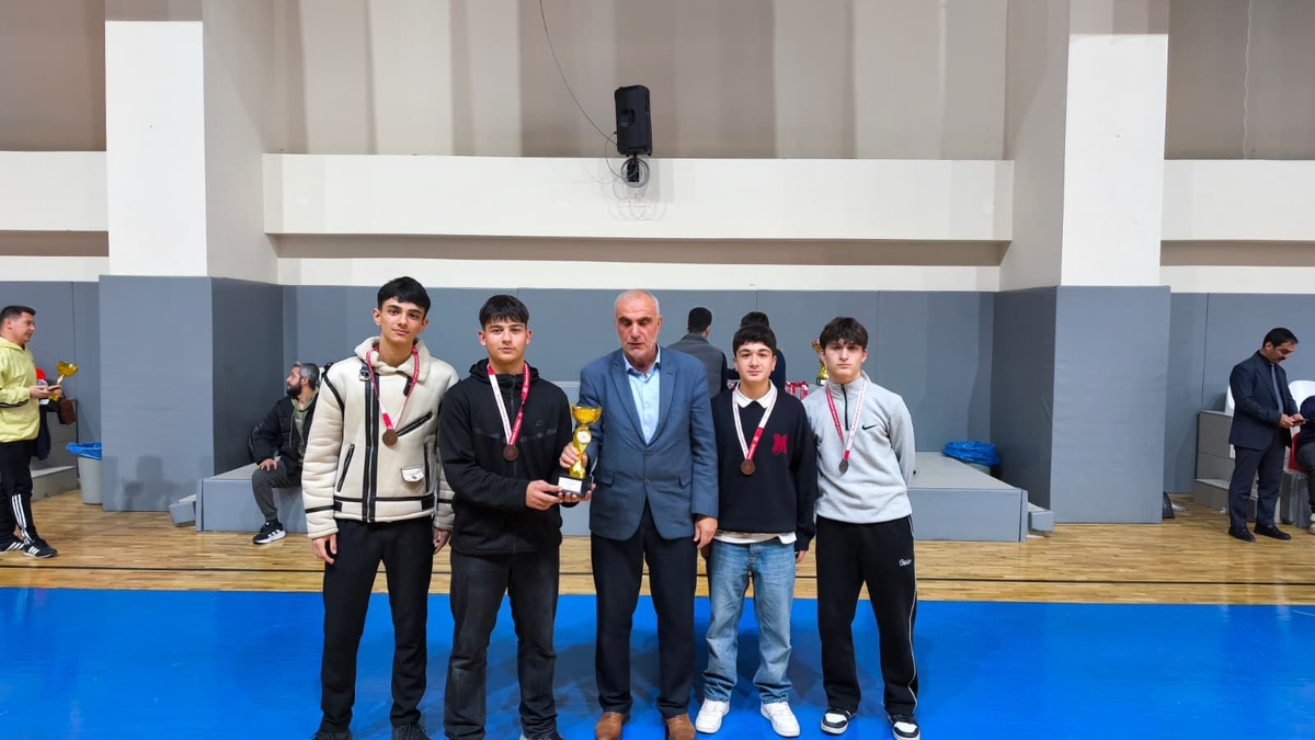 Okul Sporları Futsal Müsabakalarında ödüller verildi