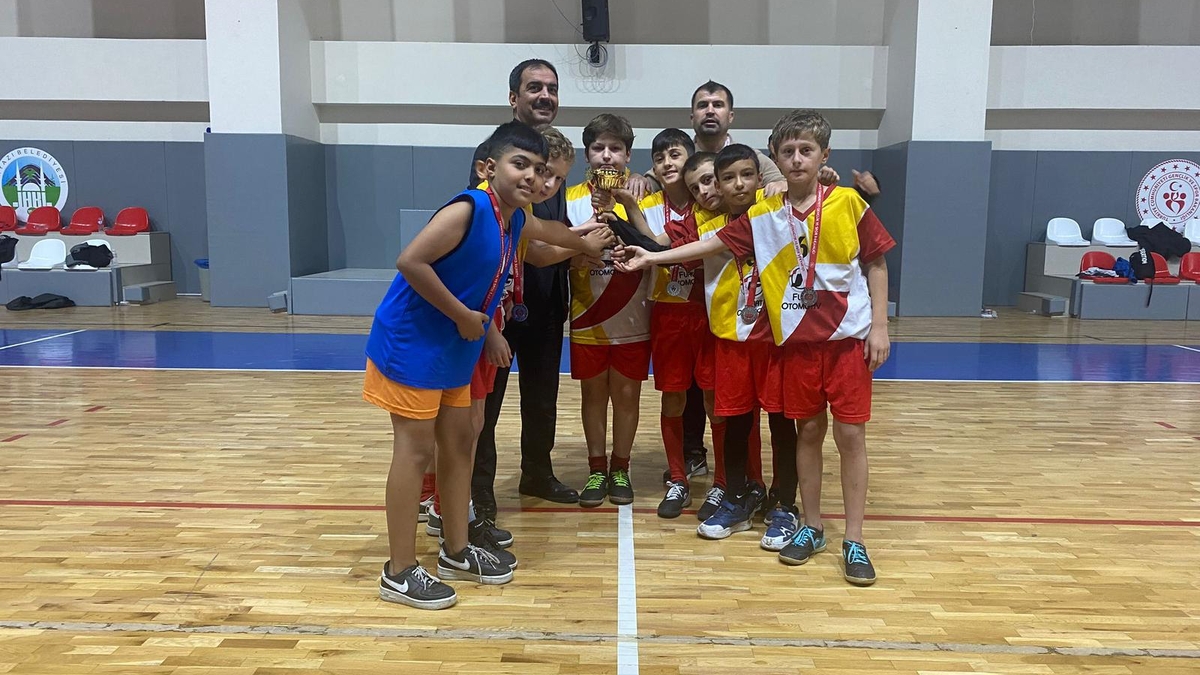 Okul Sporları Futsal Müsabakalarında ödüller verildi