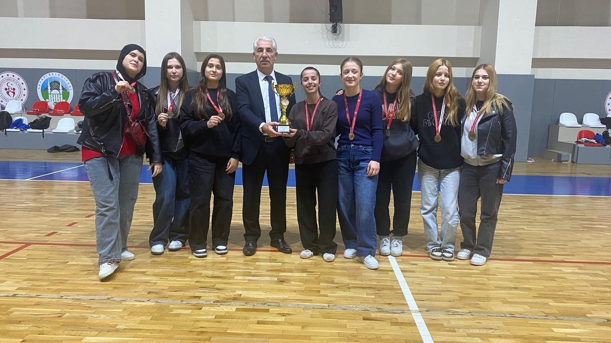 Okul Sporları Futsal Müsabakalarında ödüller verildi
