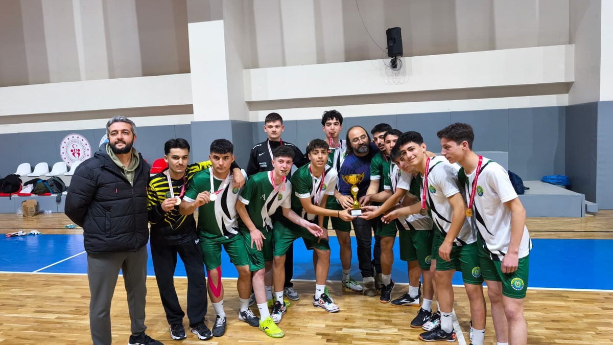 Okul Sporları Futsal Müsabakalarında ödüller verildi