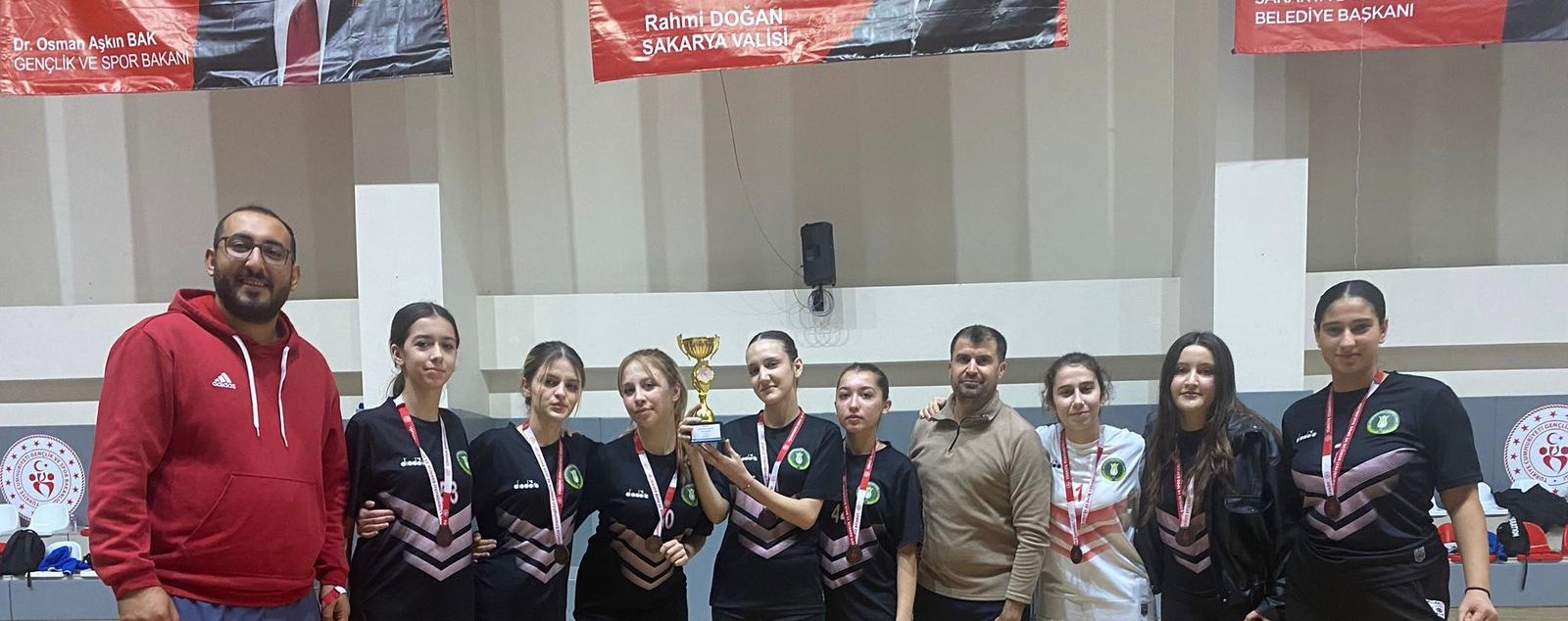 Okul Sporları Futsal Müsabakalarında ödüller verildi