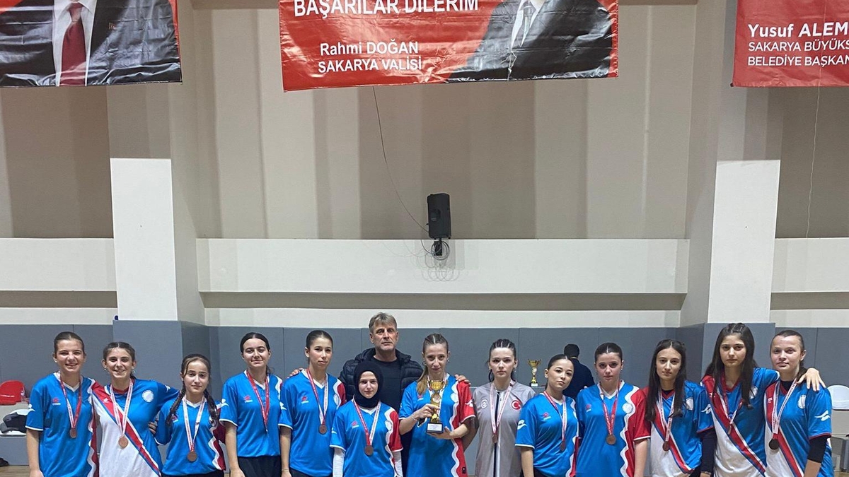 Okul Sporları Futsal Müsabakalarında ödüller verildi