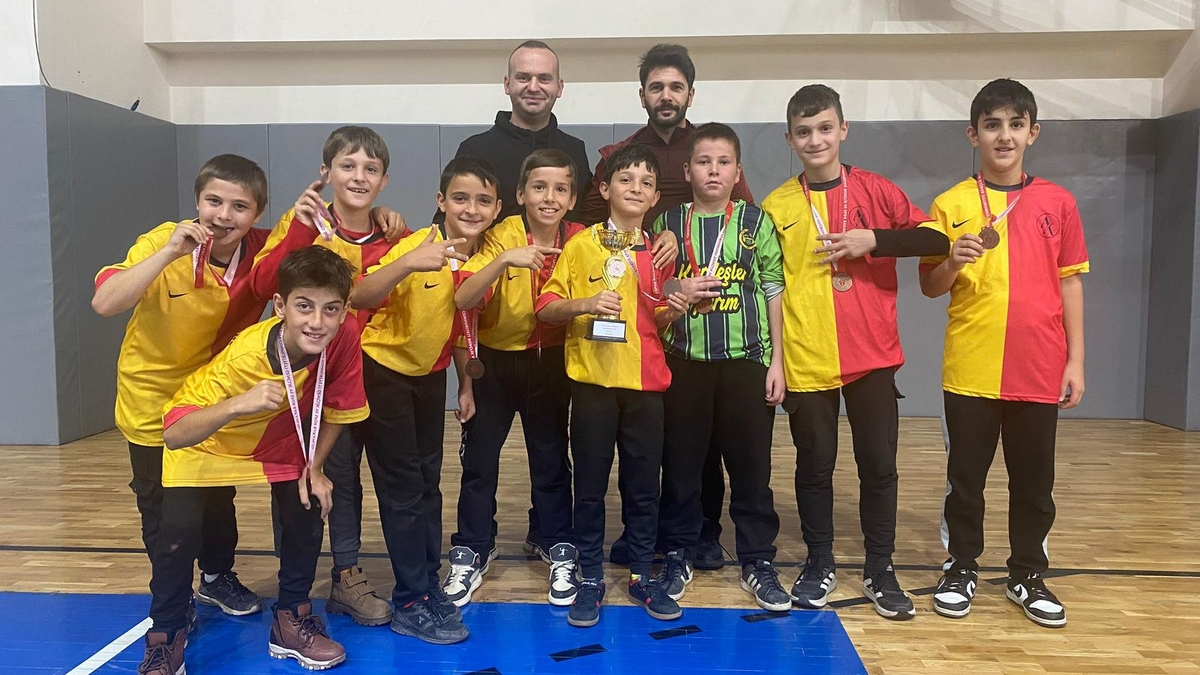 Okul Sporları Futsal Müsabakalarında ödüller verildi