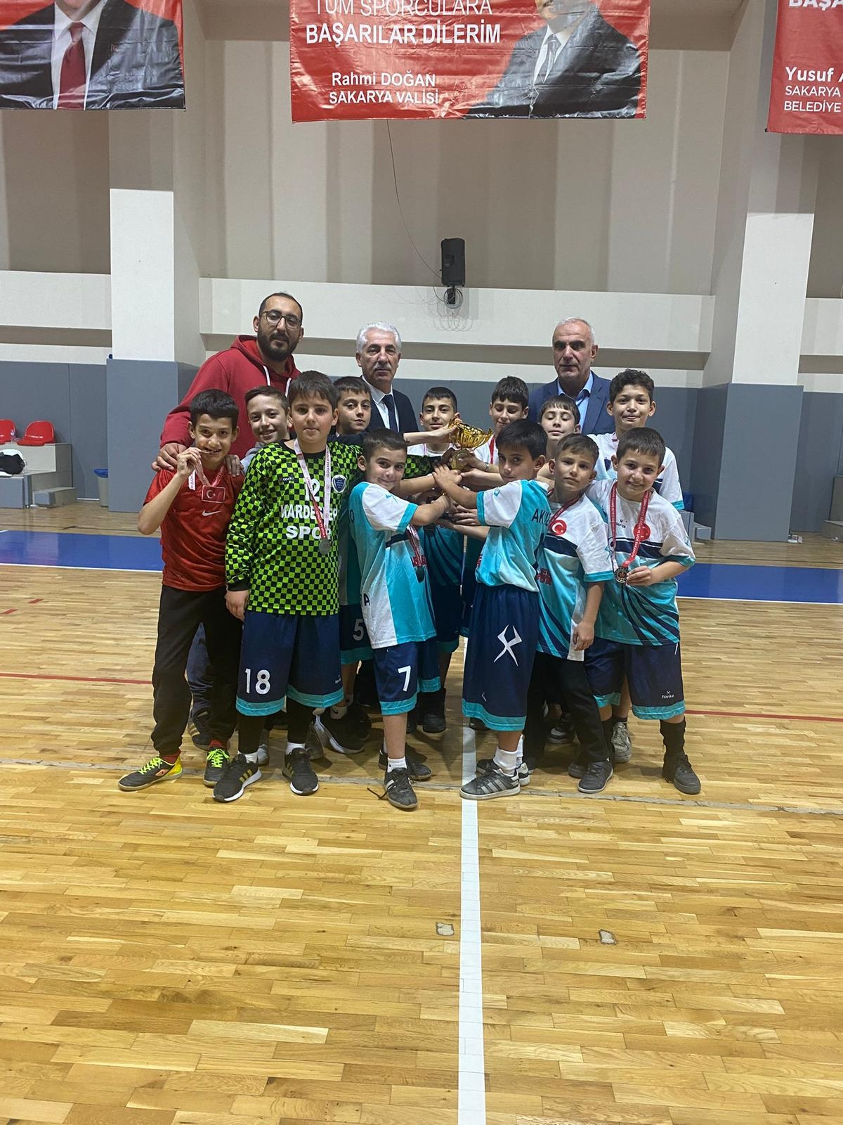 Okul Sporları Futsal Müsabakalarında ödüller verildi