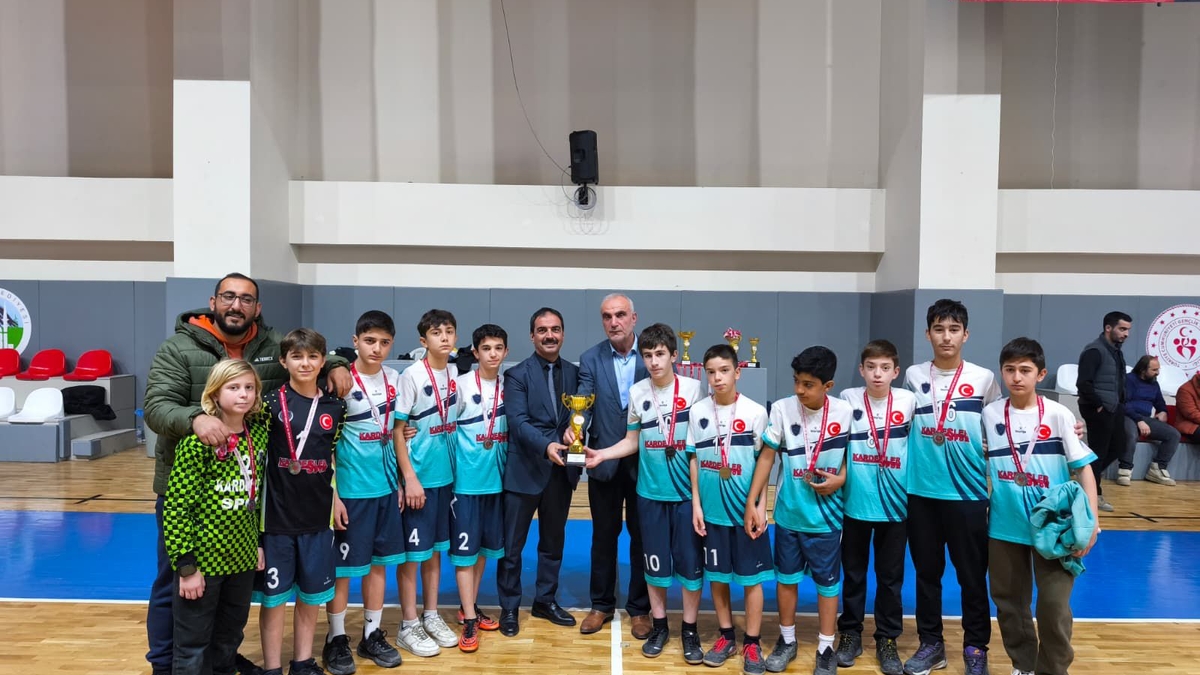 Okul Sporları Futsal Müsabakalarında ödüller verildi