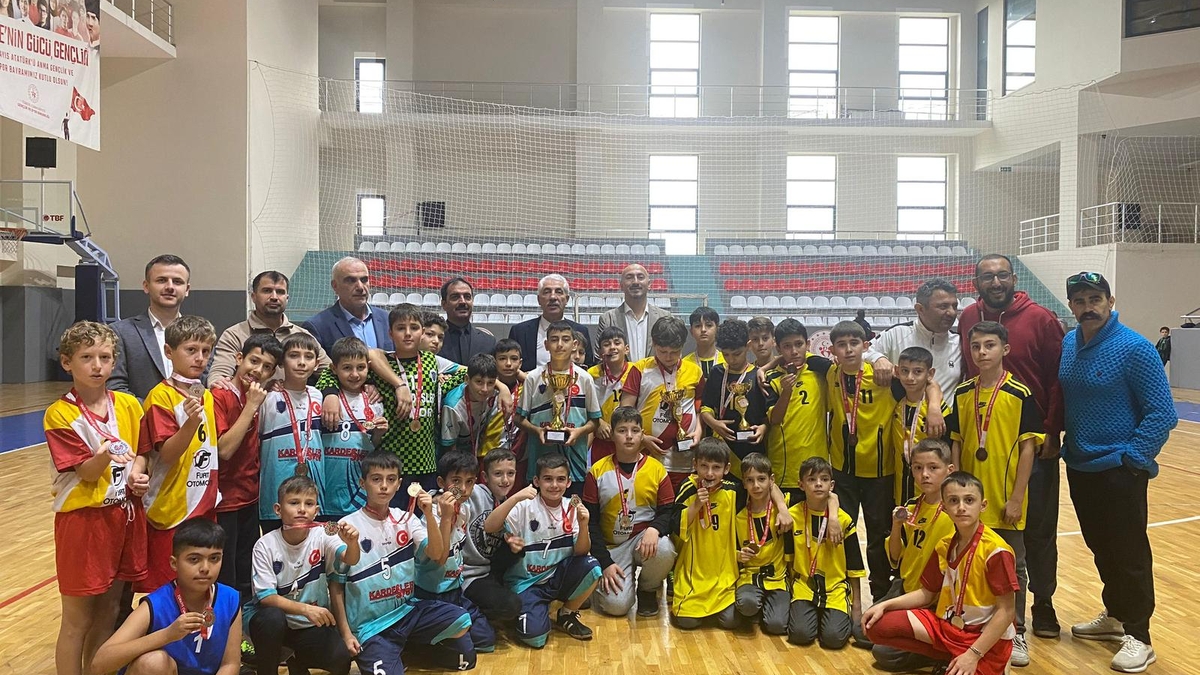 Okul Sporları Futsal Müsabakalarında ödüller verildi