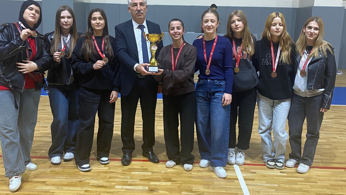 Okul Sporları Futsal Müsabakalarında ödüller verildi