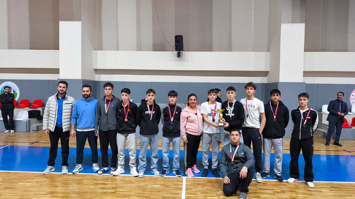 Okul Sporları Futsal Müsabakalarında ödüller verildi