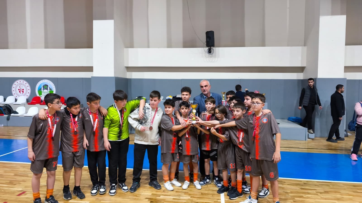 Okul Sporları Futsal Müsabakalarında ödüller verildi