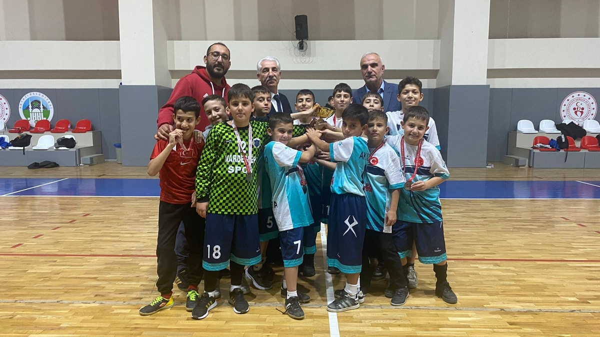 Okul Sporları Futsal Müsabakalarında ödüller verildi