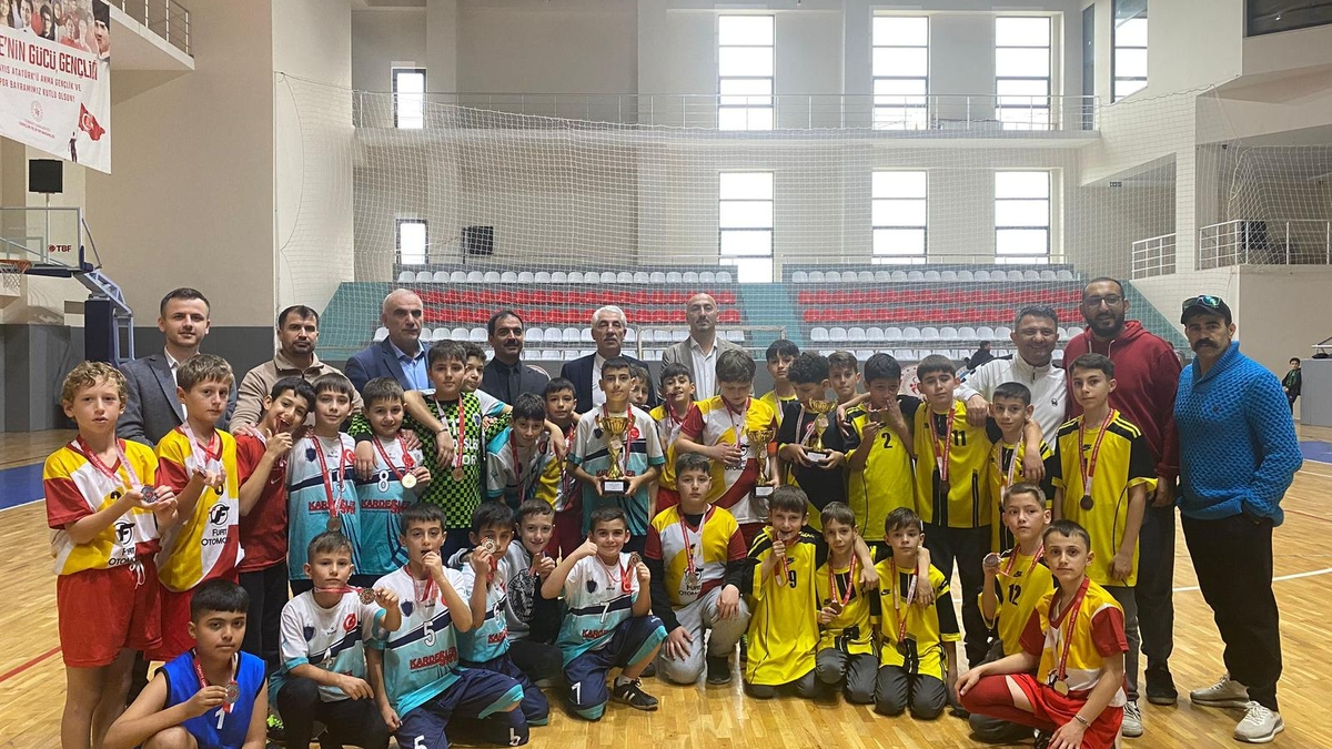 Okul Sporları Futsal Müsabakalarında ödüller verildi