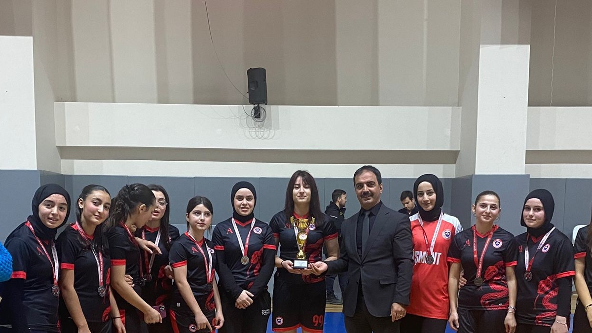 Okul Sporları Futsal Müsabakalarında ödüller verildi