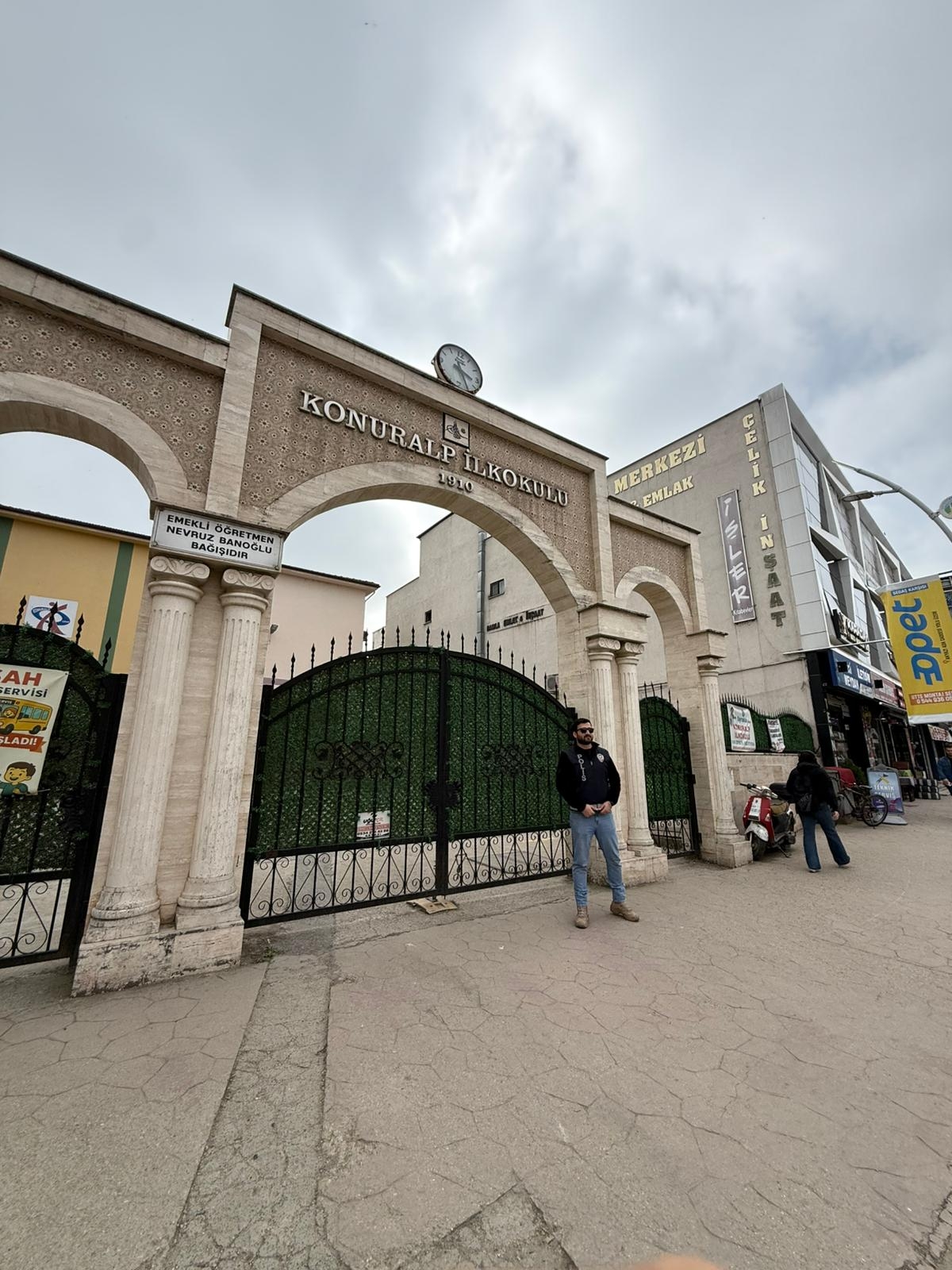 Okullarda güvenlik alarmı: Akyazı’da polis nöbette